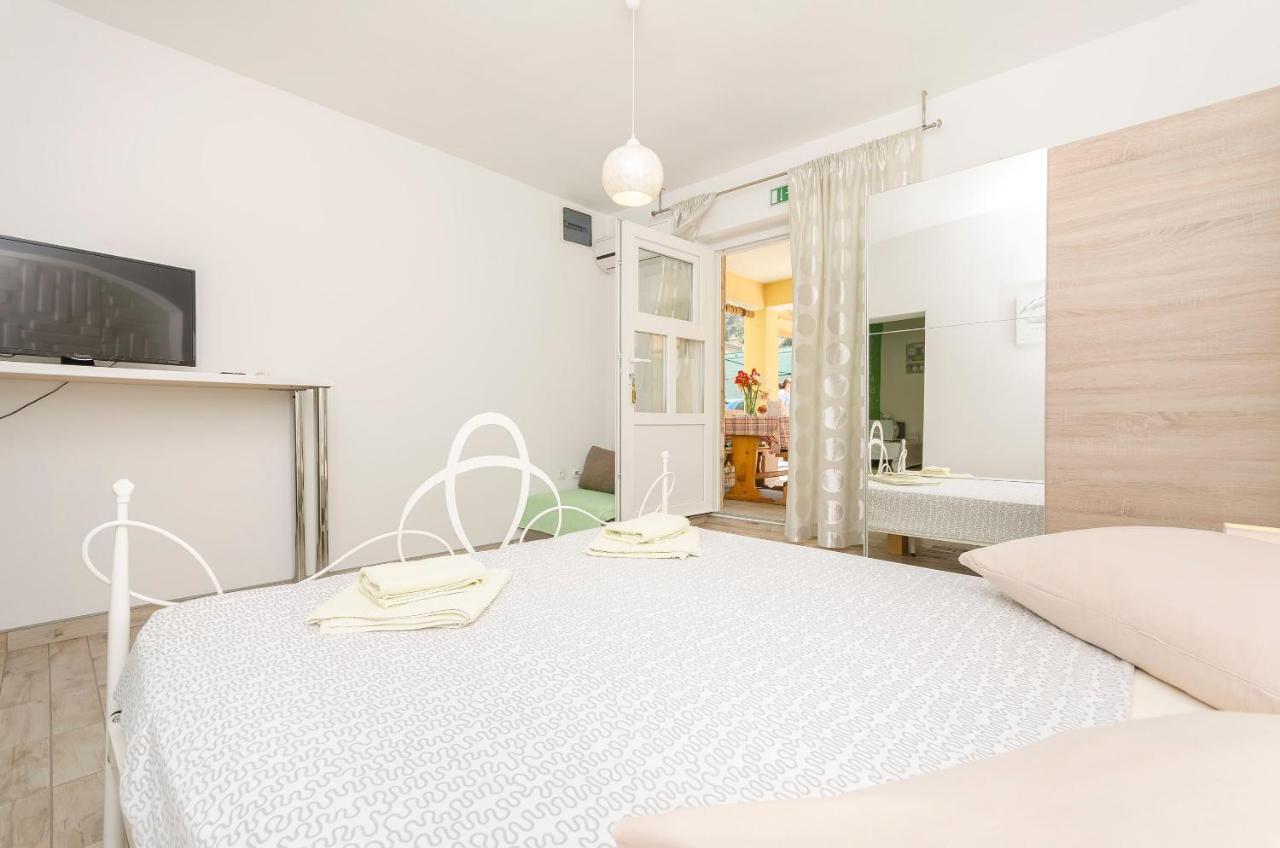 Apartments And Room Take It Easy Tribunj  Exterior photo